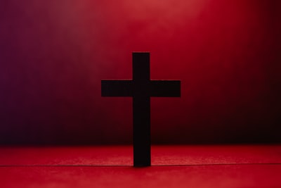 黑色十字架红色纺织
